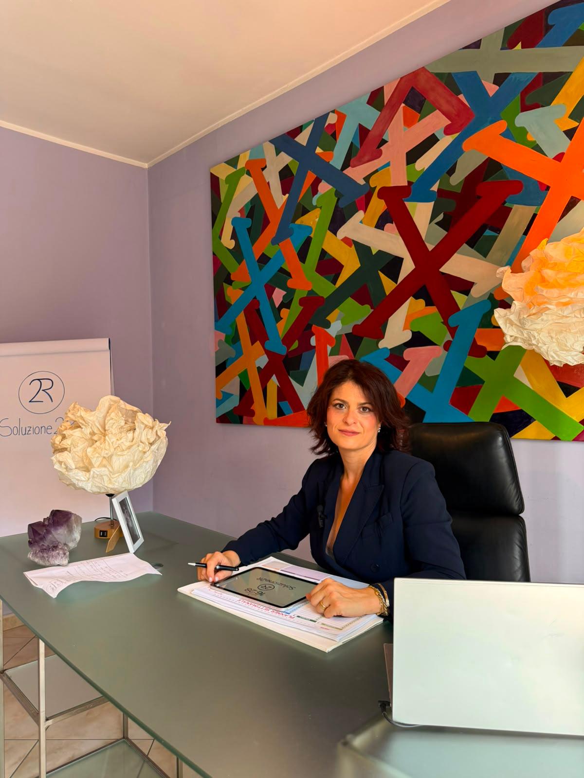 Titolare di Soluzione2R al lavoro nel proprio ufficio